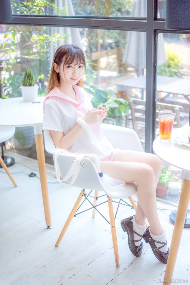 花一些时间，总会看清一些事。经历一些事情，总会看清一些人。不管爱情友情亲情，都是易碎品，一旦出现过裂缝，便很难恢复原貌；不论是谁对不起谁，那裂缝都如同两面刃，一面伤人一面伤己。一些事情，当我们年轻的时候，无法懂得，当我们懂得的时候，已不再年轻。