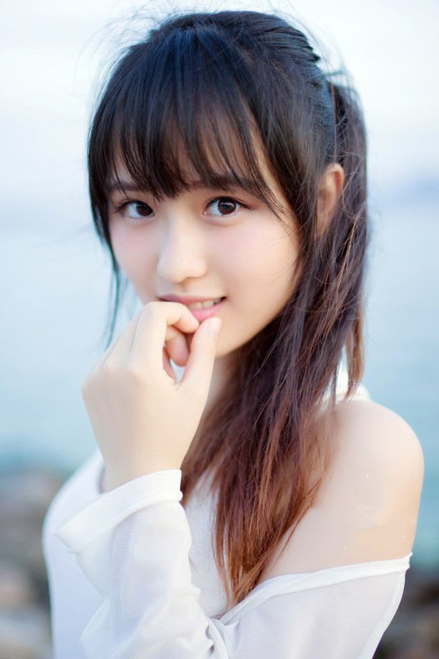 大乔面色立时变得惨白，连忙看向小乔怒斥道：“妹妹在胡说什么？军国大事，妇道人家不得掺和。”